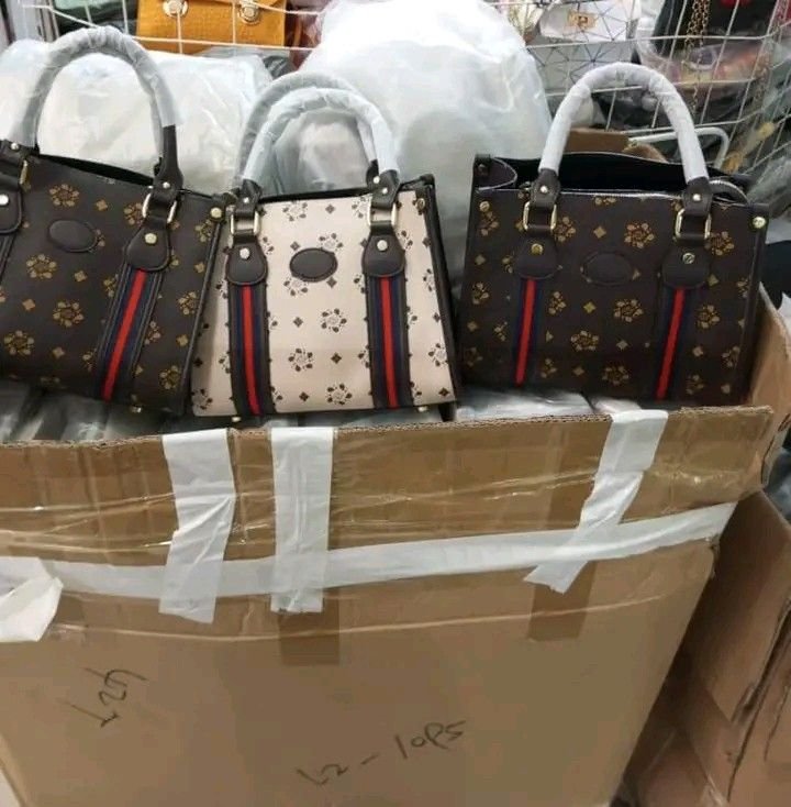 Luxury handbag liquidation pallets - Image 3