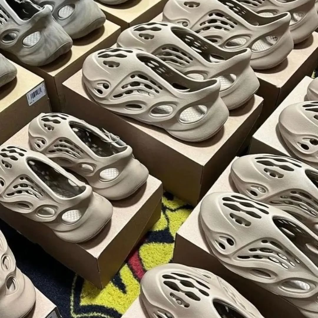 Yeezy Slides Pallets for Sale - Image 2