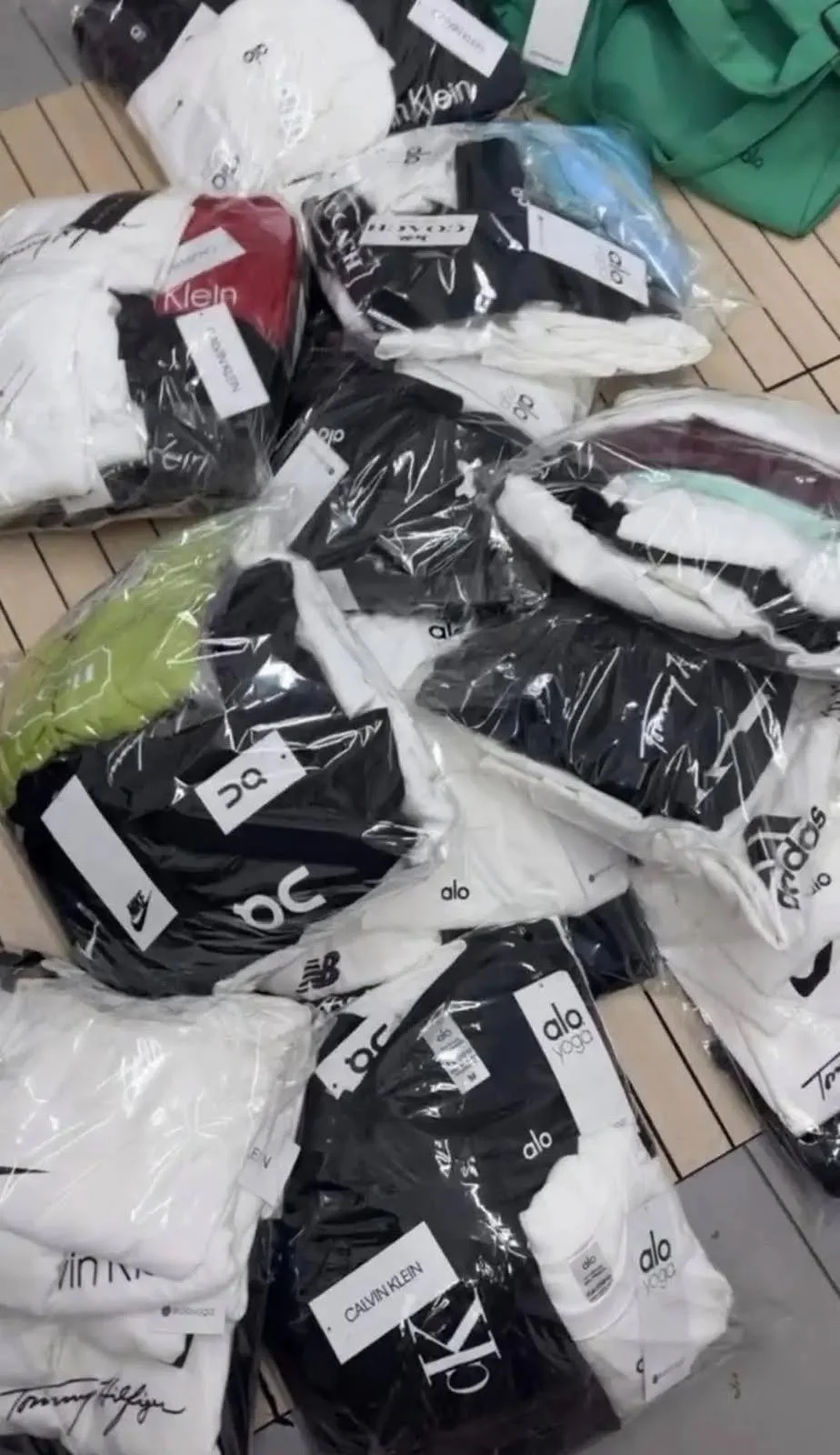 Alo Yoga Clothing Pallet - Image 3