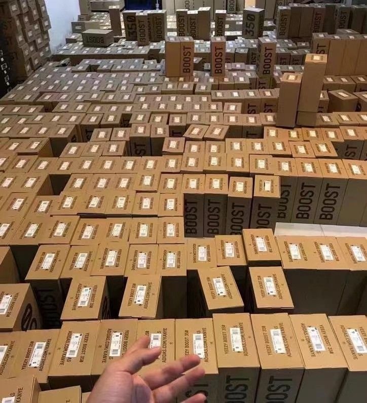 Yeezy Sneakers Pallets - Image 5